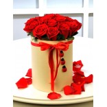 Dekoratif kutuda kırmızı güller